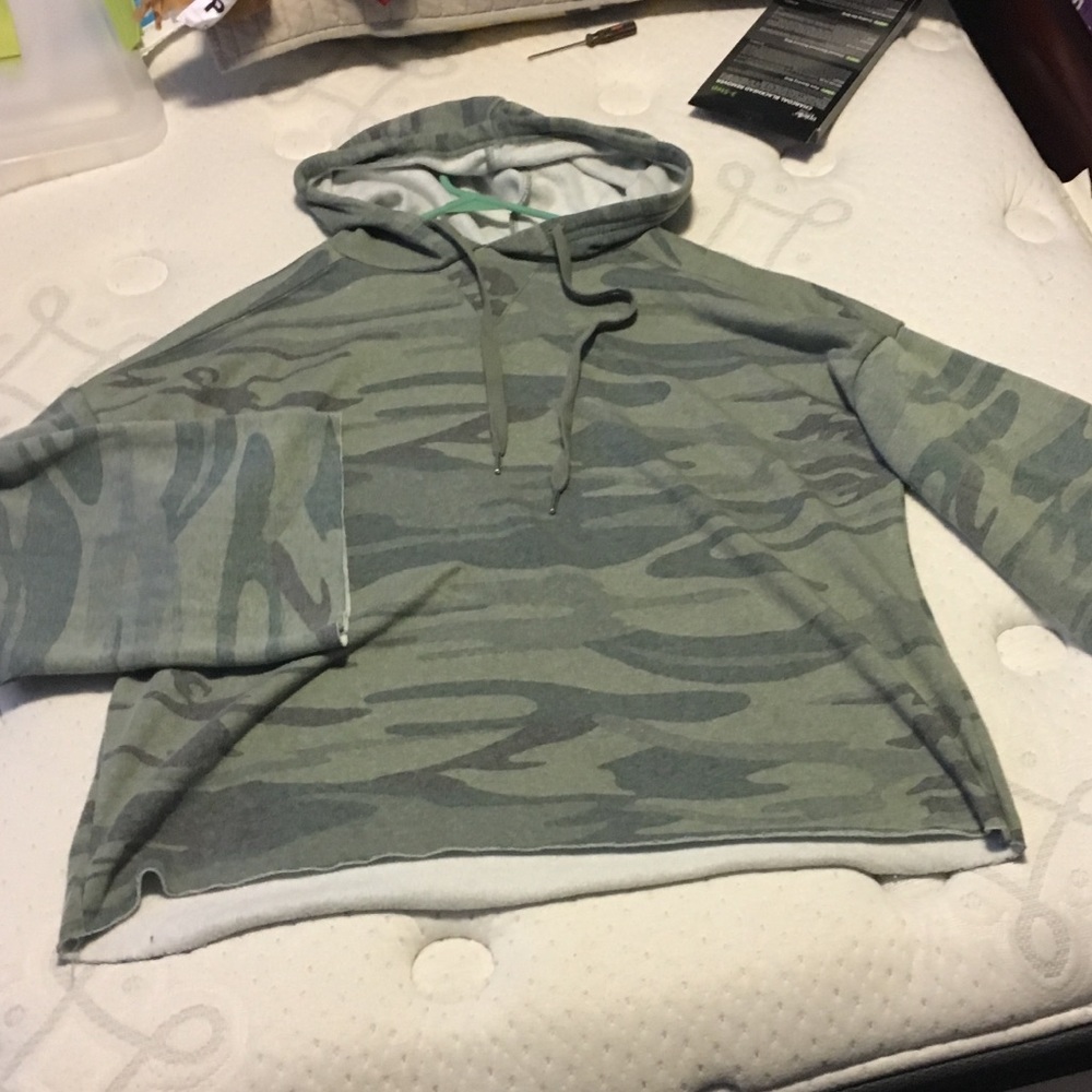 Short camo oversized sleeve hoodie